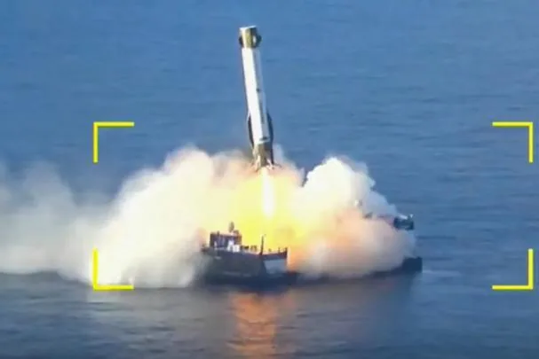 The lower stage of the rocket, at the moment of landing on a ship waiting for it in the Atlantic