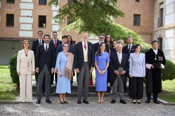 Los Reyes y el resto de autoridades posan con Gonzalo Celorio y su esposa, Silvia Garza, tras la entrega del premio Cervantes, este jueves, en Alcalá de Henares