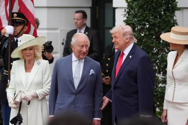 El presidente Donald Trump y la primera dama Melania Trump saludan al rey Carlos III y a la reina Camila del Reino Unido en la Casa Blanca.