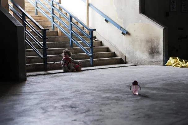 A girl, refugee yesterday at the Camille Chamoun stadium in Beirut 