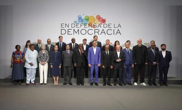Foto de grupo de rlos líderes progresistas asistentes a la IV Reunión en Defensa de la Democracia