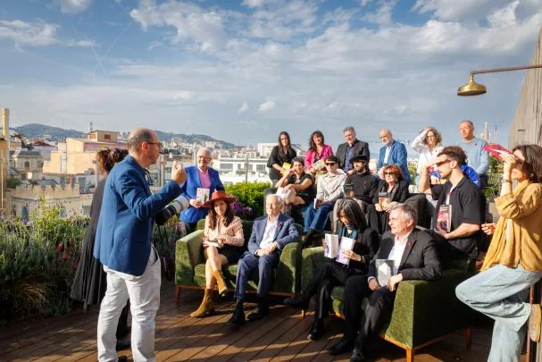 Xavier Cervera da instrucciones a los autores en el momento de la foto