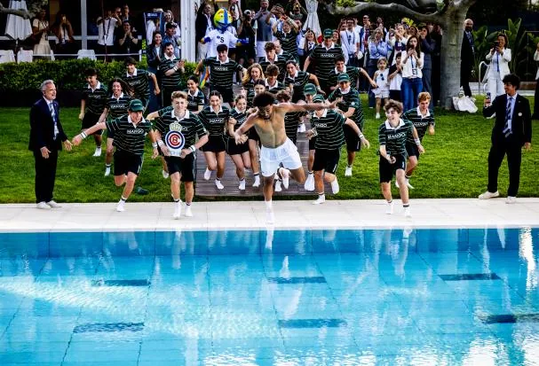 Arthur Fils cumple con la tradición y se lanza a la piscina del RCTB junto a un grupo de recogepelotas 