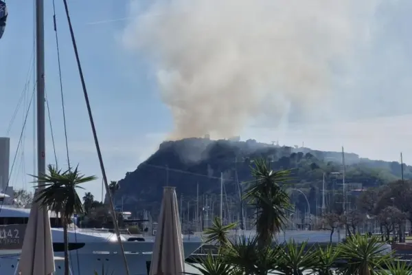 A fire broke out on Montjuïc mountain, forcing the evacuation of the castle
