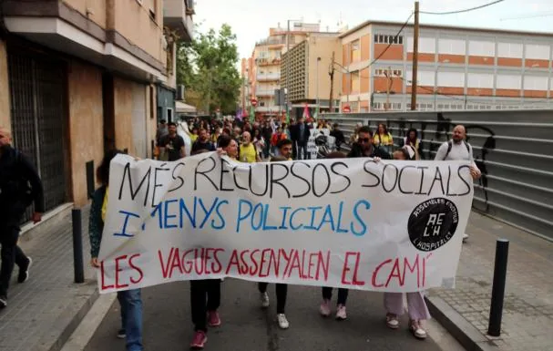The protesters going from Eugeni d'Ors institute to Margarida Xirgu