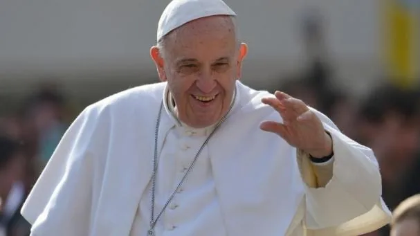 El papa Francisco saludando a los fieles en la plaza San Pedro