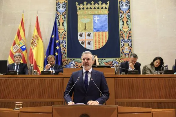 ZARAGOZA (ESPAÑA), 29/04/2026.- El presidente del PP de Aragón, Jorge Azcón durante la segunda sesión de debate investidura del Parlamento aragonés este miércoles donde será investido presidente con los votos de sus 26 diputados y los 14 de Vox. EFE/ Javier Cebollada