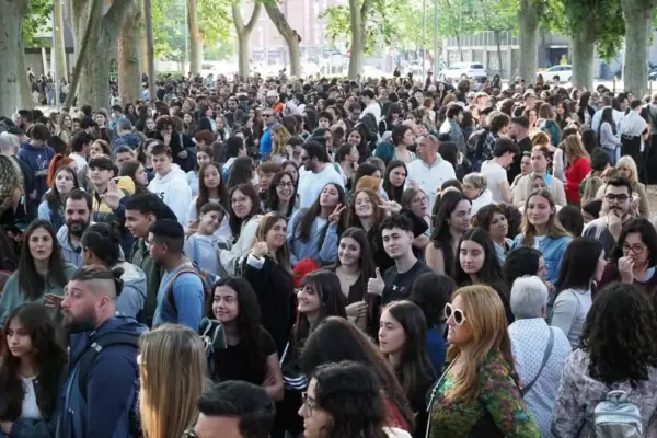 Miles-long queues in Girona to participate in an audition for a Disney movie
