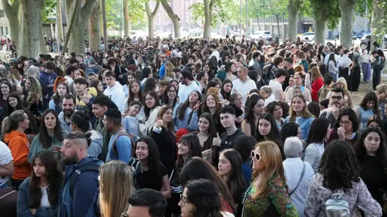 Miles-long queues in Girona to participate in an audition for a Disney movie