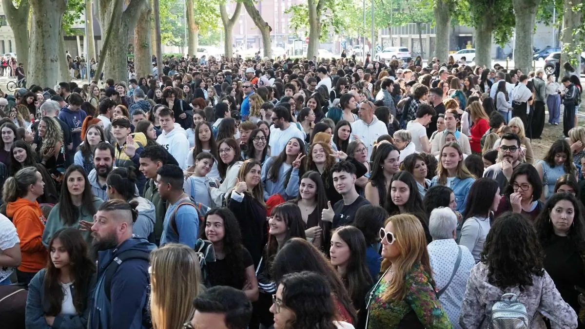 Miles-long queues in Girona to participate in an audition for a Disney movie