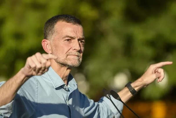 El candidato de Por Andalucía a la Presidencia de la Junta, Antonio Maíllo,en la Alameda de Hércules en Sevilla. EFE/ Raúl Caro.