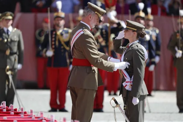 El rey Felipe impone la banda a la princesa de Asturias, Leonor de Borbón, durante la ceremonia en la que le entregó su despacho de alférez tras su paso por la Academia General Militar de Zaragoza