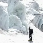 Impasse on Everest: hundreds of mountaineers waiting for the serac to melt