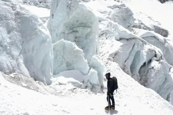Impasse on Everest: hundreds of mountaineers waiting for the serac to melt