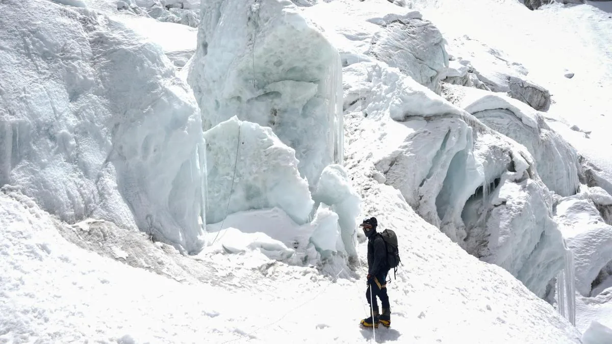 Impasse on Everest: hundreds of mountaineers waiting for the serac to melt