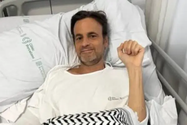 Jaume Asens is discharged from the hospital after receiving a kidney transplant from his mother