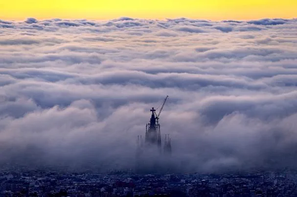 The basilica stands out among the clouds, omnipresent in the Barcelona landscape 