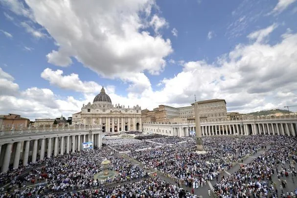 Miles de personas durante la misa de inicio de Pontificado del papa León XIV