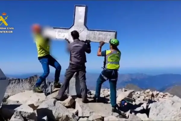 “They cut it with an angle grinder and pushed it down”, they investigate the disappearance of the Aneto Cross