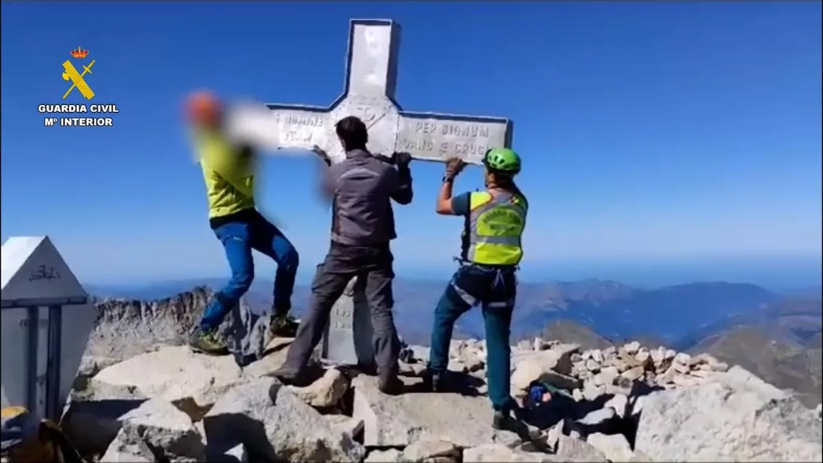 “They cut it with an angle grinder and pushed it down”, they investigate the disappearance of the Aneto Cross