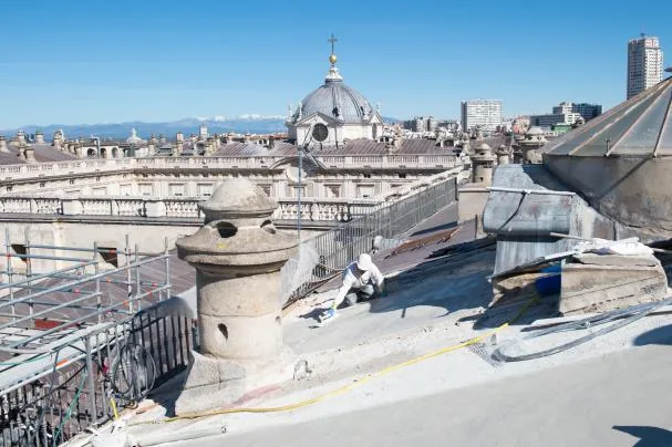 Un operario trabajando en la cubierta del Palacio Real 