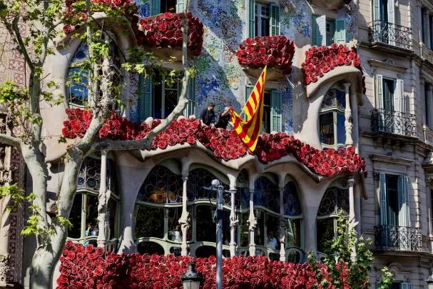 La fachada de la Casa Batlló, una de las estampas más fotografiadas cada Sant Jordi en Barcelona