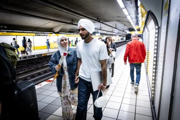 Una pareja en la estación de Urquinaona