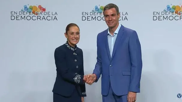 Pedro Sánchez recibe a Claudia Sheinbaum a su llegada a la cumbre En Defensa de la Democracia en Barcelona