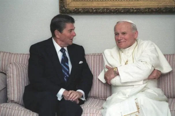 Juan Pablo II con el presidente estadounidense Ronald Reagan en 1984