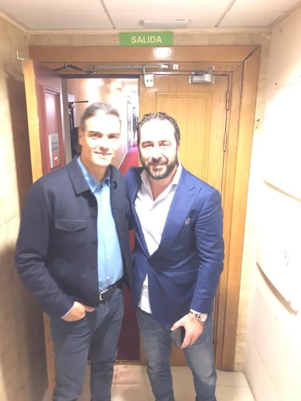 The alleged fixer of the 'Koldo case', Víctor de Aldama, with the Prime Minister, Pedro Sánchez at the rally in question