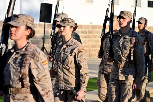 La Princesa de Asturias, al mando de una sección de cadetes de la Academia General del Aire y del Espacio durante un desfile.