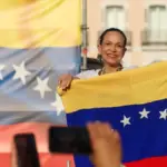 Corina Machado receives the Gold Medal of Madrid and is cheered by a large crowd in Puerta del Sol