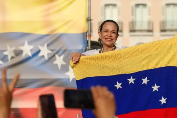 Corina Machado receives the Gold Medal of Madrid and is cheered by a large crowd in Puerta del Sol