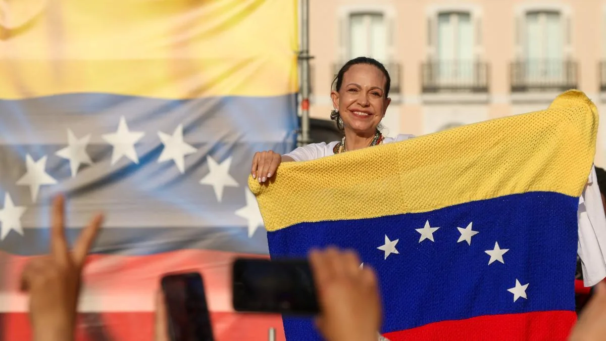 Corina Machado receives the Gold Medal of Madrid and is cheered by a large crowd in Puerta del Sol
