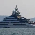 The superyacht of a Putin friend crosses the Strait of Hormuz