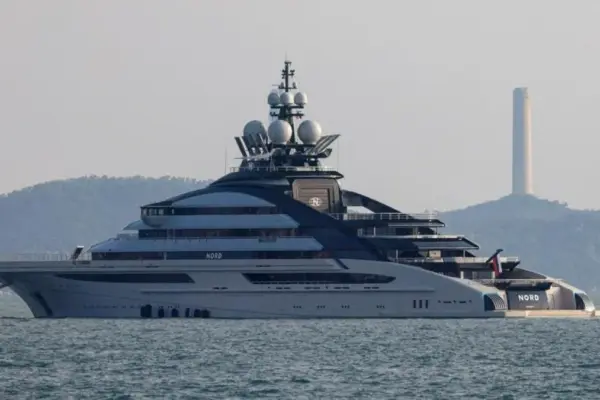 The superyacht of a Putin friend crosses the Strait of Hormuz