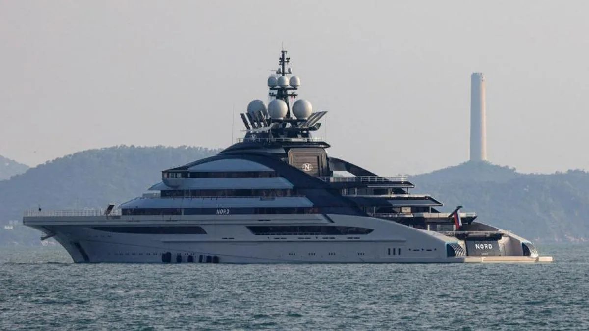 The superyacht of a Putin friend crosses the Strait of Hormuz