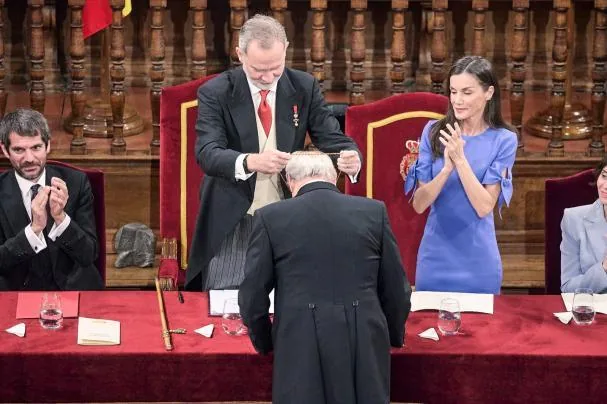 El Rey, en presencia de la Reina, impone la medalla del premio Cervantes al escritor mexicano Gonzalo Celorio