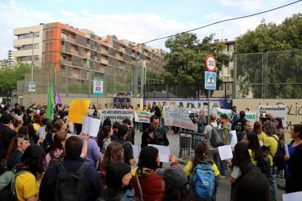 Concentration in front of the Margarida Xirgu institute in l'Hospitalet. 