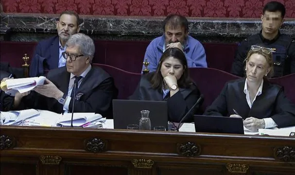 El exministro y exdiputado José Luis Ábalos (i) y su exasesor Koldo García (c-detrás)