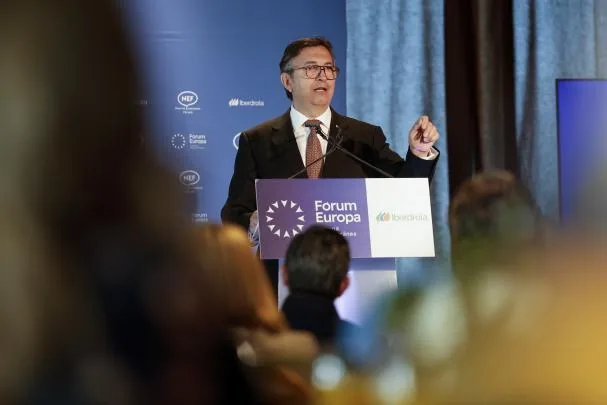 The president of the Valencian regional employers' association (CEV), Vicente Lafuente (i), participates in the Fórum Europa Tribuna Mediterránea
