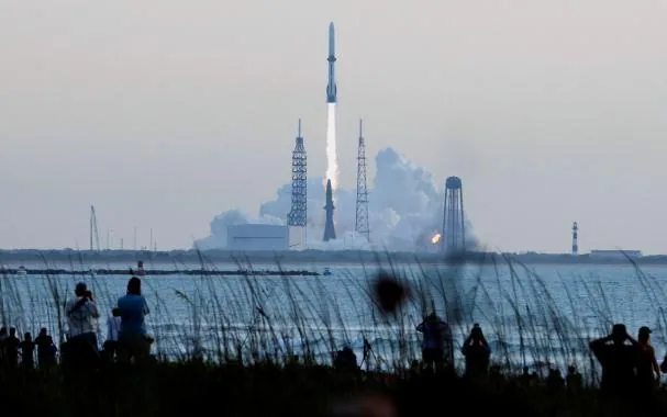 The New Glenn rocket takes off from Cape Canaveral at 7:25 AM (local time)
