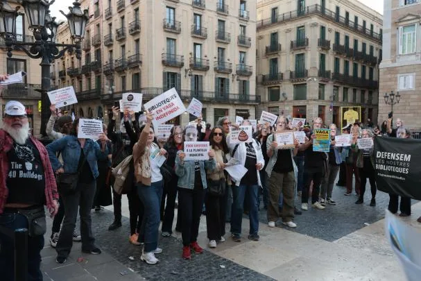 Manifestación de bibliotecarios ante el Ayuntamiento de Barcelona 