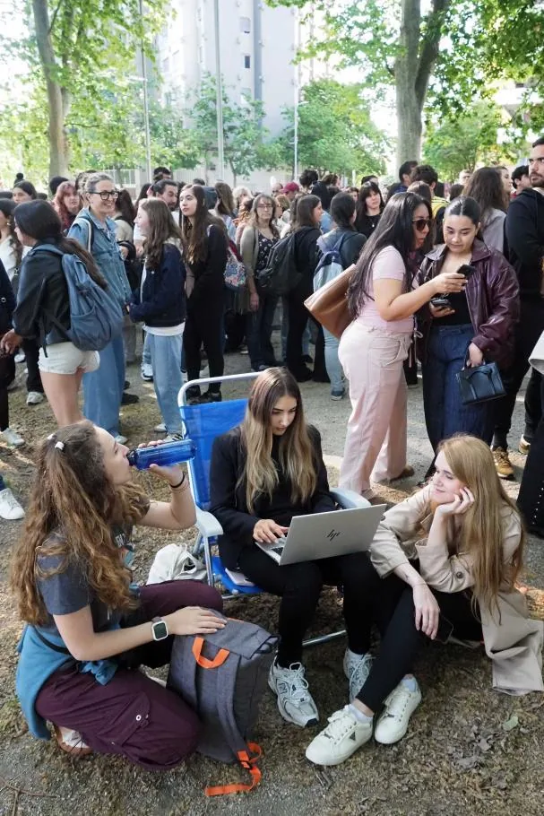 Micaela Agüero, from Sant Cugat del Vallès, teleworking while queuing in La Devesa.