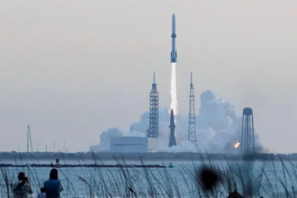Jeff Bezos launches the New Glenn rocket, a key piece of the Artemis program to the Moon
