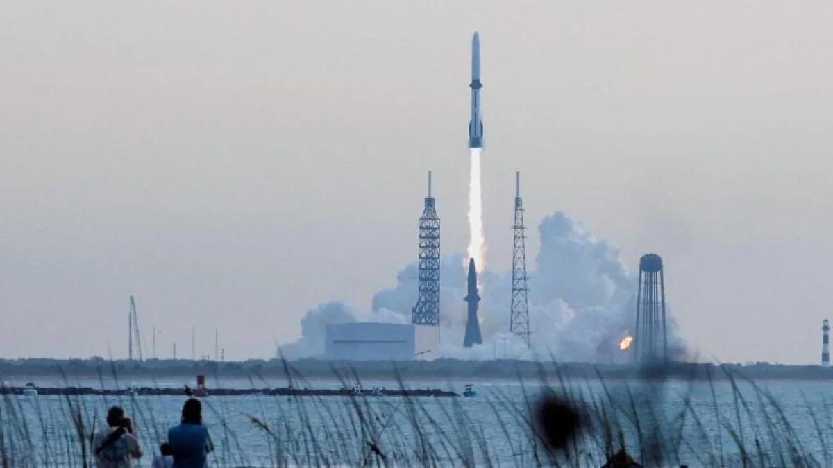 Jeff Bezos launches the New Glenn rocket, a key piece of the Artemis program to the Moon