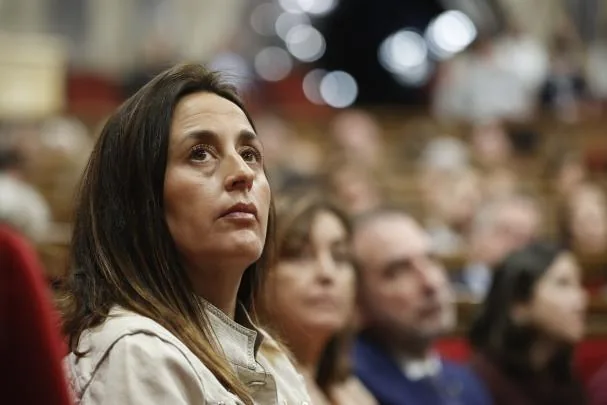 The Minister of Education, Esther Niubó (i), in a plenary session in the Parliament of Catalonia.