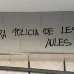 Workers from two institutes in l'Hospitalet protest against the presence of mossos in the centers