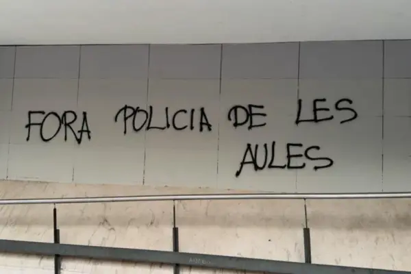 Workers from two institutes in l'Hospitalet protest against the presence of mossos in the centers