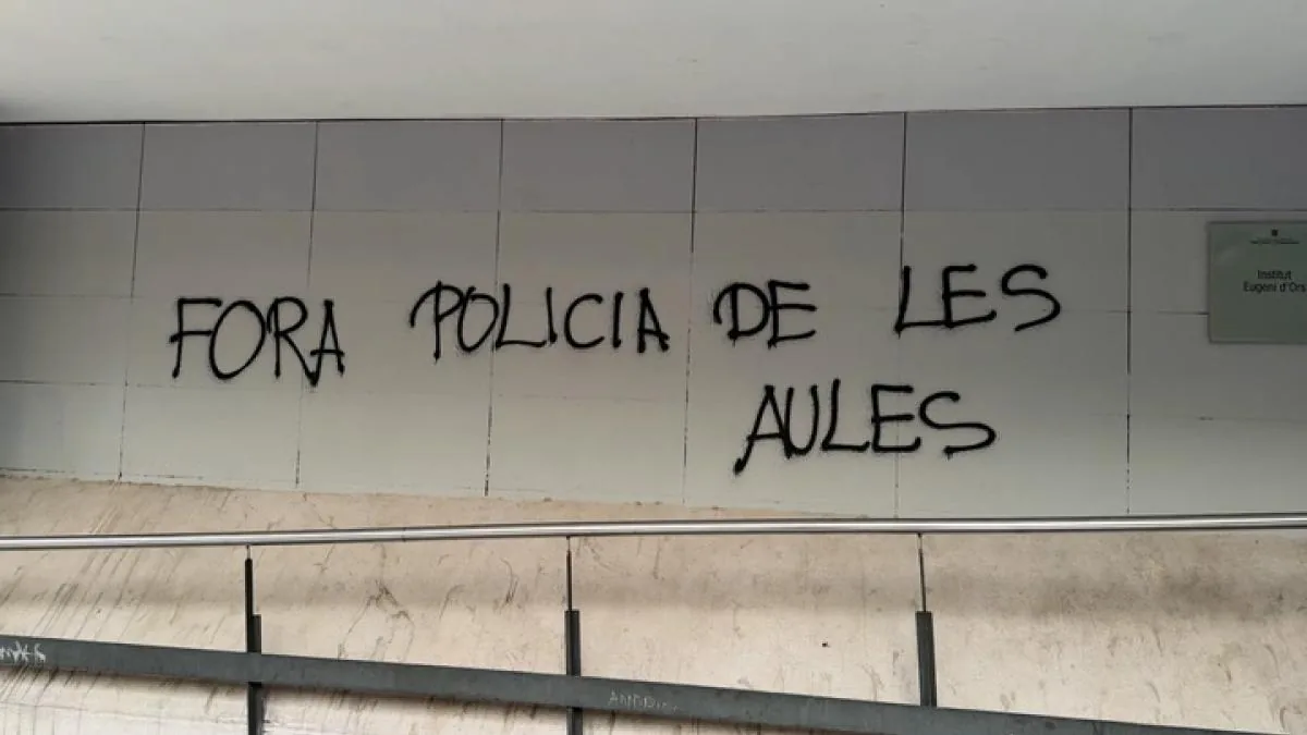 Workers from two institutes in l'Hospitalet protest against the presence of mossos in the centers
